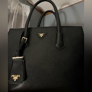 Black shoulder bag